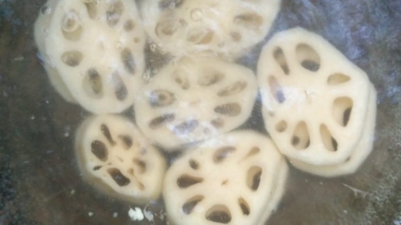 虾仁藕夹——鲜香清爽的晚餐,藕片喜欢厚一些,或时间没把握的,可以先把藕片水里煮一两分钟,具体按经验调整可省略。