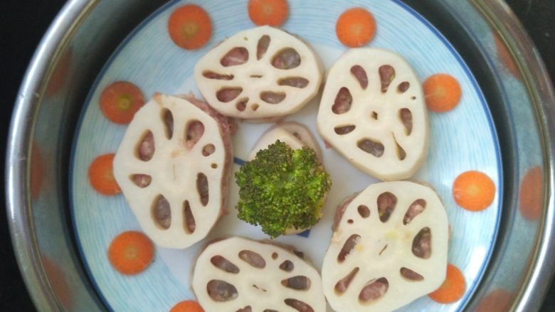 虾仁藕夹——鲜香清爽的晚餐,藕片都夹好后,依次摆盘完成。锅中烧热水至沸腾,上锅蒸三分钟左右,停火焖一小会即可出锅。