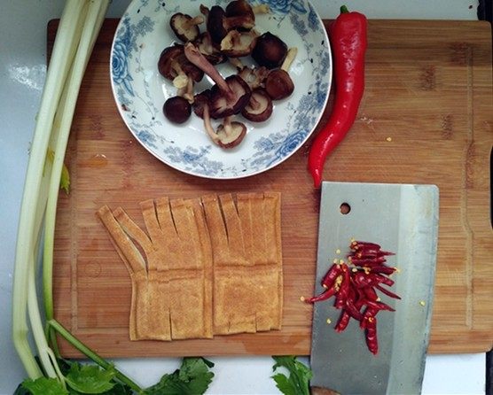 芹菜豆干——蛋白与纤维结合的减肥下饭菜,干<a style='color:red;display:inline-block;' href='/shicai/ 230'>香菇</a>的话，需提前一小时泡发好哦。
<a style='color:red;display:inline-block;' href='/shicai/ 125'>芹菜</a>洗干净，<a style='color:red;display:inline-block;' href='/shicai/ 5879'>豆干</a>切条状，<a style='color:red;display:inline-block;' href='/shicai/ 86474'>干辣椒</a>切断。
也可以加入新鲜辣椒呢