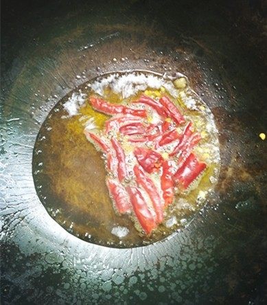 芹菜豆干——蛋白与纤维结合的减肥下饭菜,热锅下油,高温油烟后放入干辣椒炒糊。
经验里,干辣椒要有些糊才出辣味来。