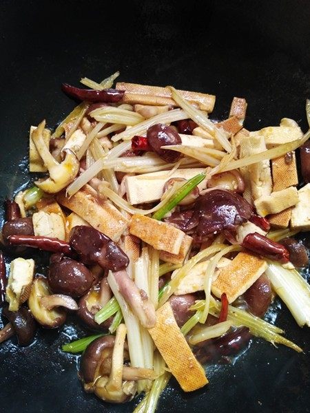 芹菜豆干——蛋白与纤维结合的减肥下饭菜,依次加入香菇、豆干,翻炒一两分钟后,加入小半碗热水焖两三分钟。期间翻拌一次。
快出锅时,加入盐调味即可。