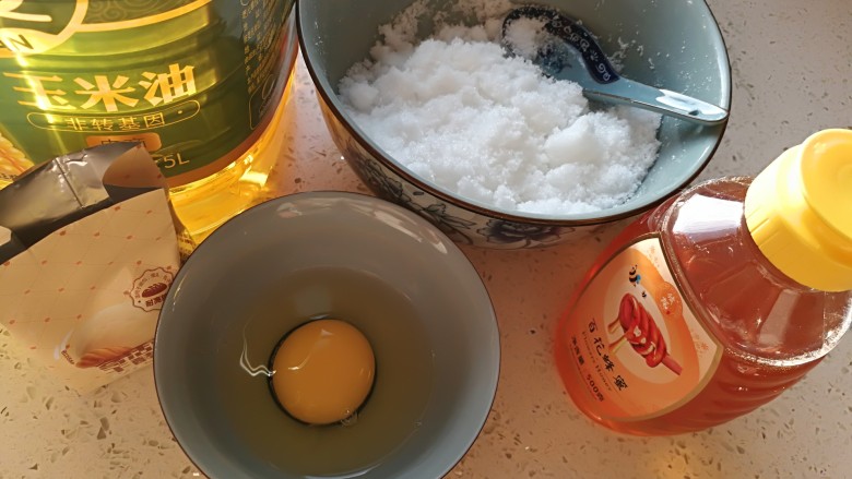 蜂蜜牛奶小麻花,备齐用料,玉米油也可以换作黄油哦😊
