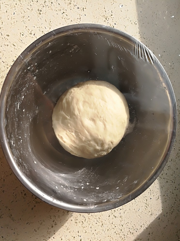蜂蜜牛奶小麻花,和好的面团盖保鲜膜放温暖处发酵,我让它们晒太阳😂