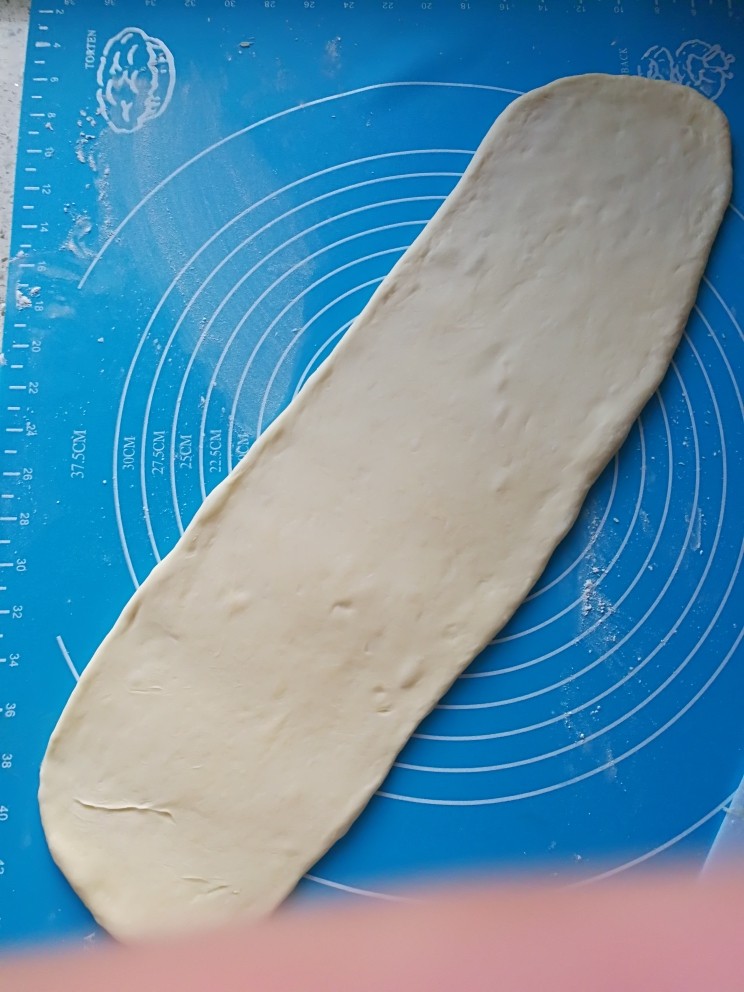 蜂蜜牛奶小麻花,擀长条,根据麻花的大小来调整宽度,我喜欢小巧型的,所以擀地较窄