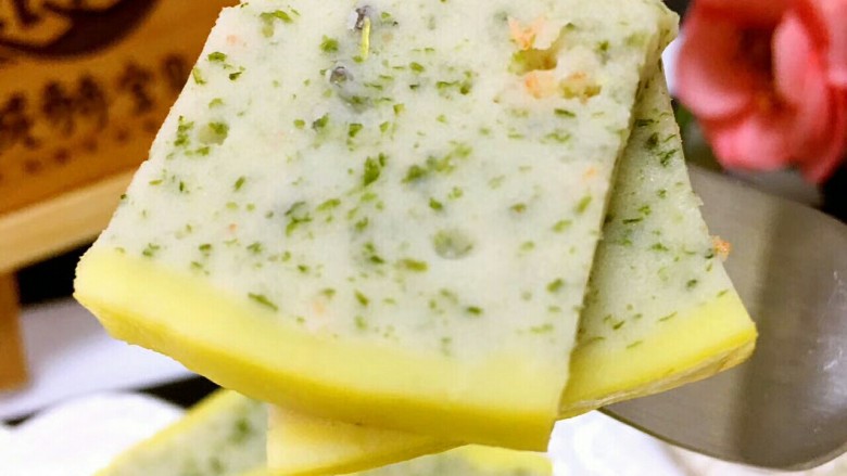 豆腐虾糕,完成的虾糕,非常的营养,宝宝手拿着吃,锻炼抓握能力。