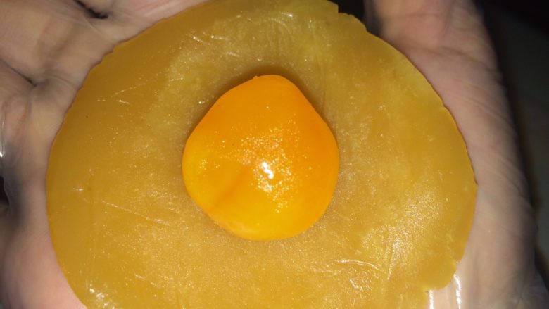 广式莲蓉蛋黄月饼,莲蓉包入蛋黄,搓圆。
