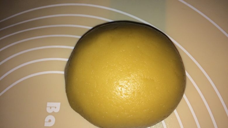 广式莲蓉蛋黄月饼,饼皮从保鲜袋拿出来,再揉成团,切割称重,22克/个。