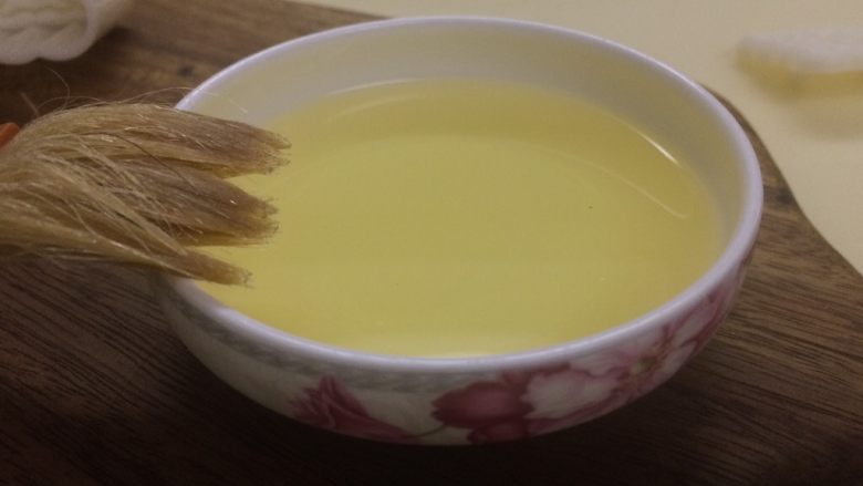 广式莲蓉蛋黄月饼,备玉米油,软刷子。