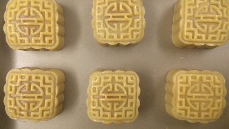 广式莲蓉蛋黄月饼,表面刷上薄薄的蛋黄液,切记刷子蘸一点点蛋黄液刷上就行。