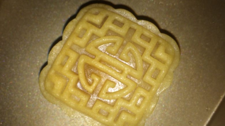 广式莲蓉蛋黄月饼,提前预热烤箱,把月饼放入烤箱中层,上下190度烤6分钟定型(图为定型后出炉状态)。