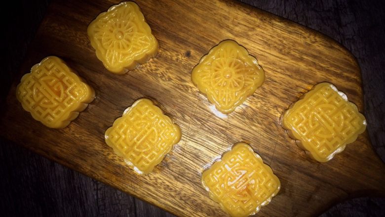 广式莲蓉蛋黄月饼,半成品,蛋黄都看出来。