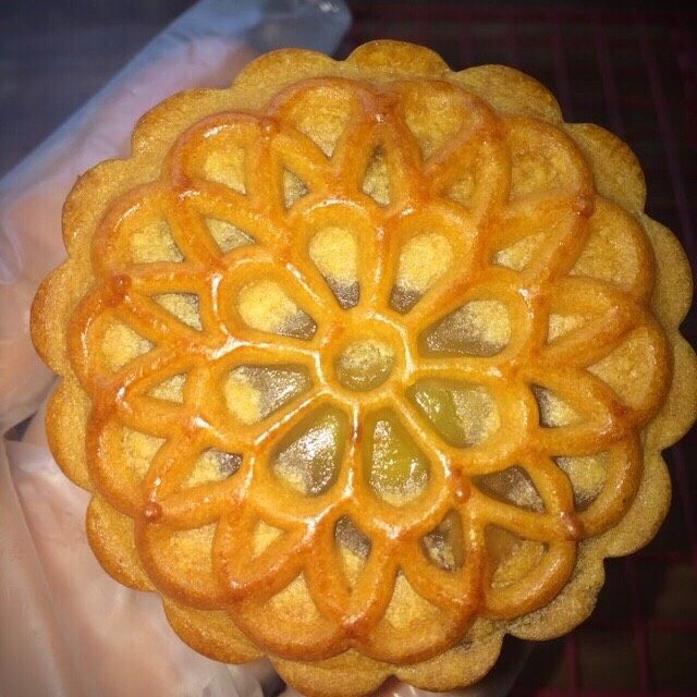 广式莲蓉蛋黄月饼,我是回油一天后,才包装的。一般冷却透即可包装了。