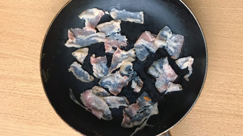 薯条的N种吃法,煎锅放培根,尽量分开些放,毕竟是一片片裹薯条胡萝卜丝的。小火煎。