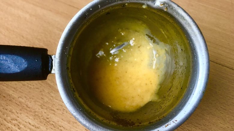 薯条的N种吃法,刚放荷兰酱小锅外面的大锅里水如果开始冒蒸汽了,就要拼命搅拌蛋黄与柠檬汁。一旦看到搅拌的时候能看到底,浓稠了就赶紧离锅!放在一旁慢慢加融化好的黄油,一边加一边搅拌。