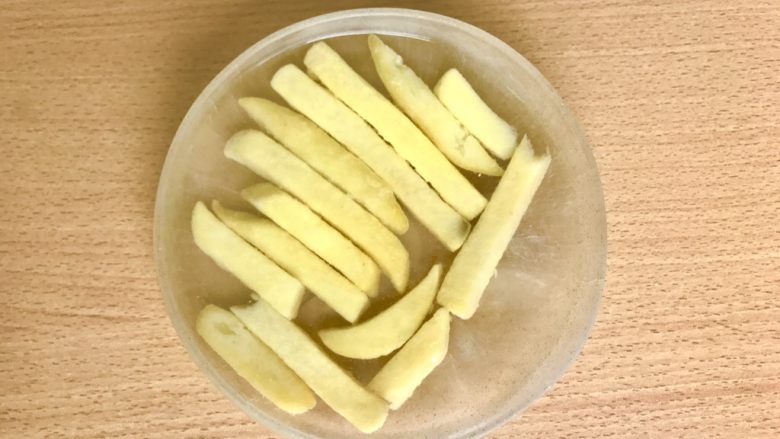 薯条的N种吃法,将薯条(土豆棍)放水里刷刷淀粉,市售薯条要轻点刷;刚切好的土豆棍请尽情蹂躏!