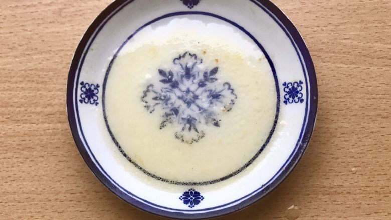 薯条的N种吃法,然后准备油醋酱汁。用白醋或者米醋,糖,油以及盐搅搅混合均匀。量不用多,大概这些就够了,这是给胡萝卜丝增加些风味的。