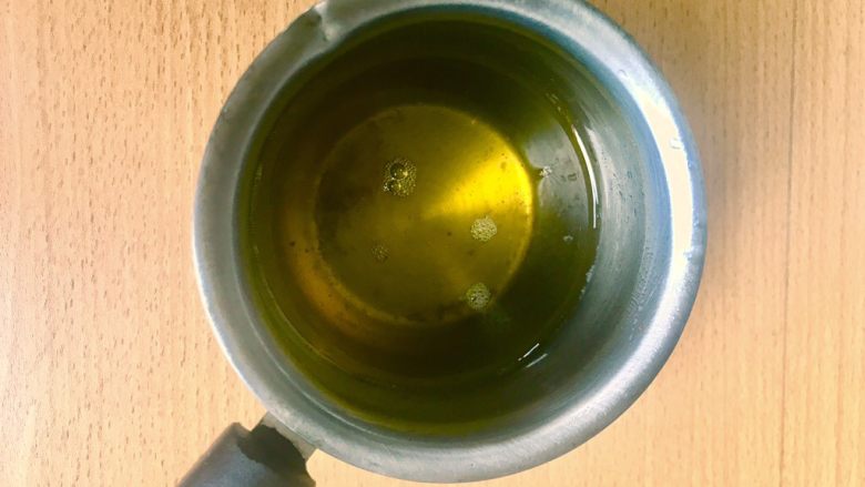 薯条的N种吃法,最好用这种小的酱汁锅,这样省油。然后放一半左右的油,大火到油开始冒烟,咕噜咕噜冒泡,转中小火,放薯条(土豆棍)炸。