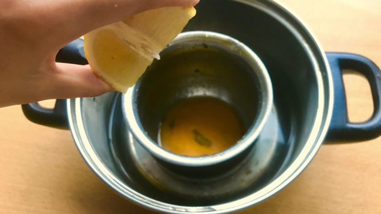 薯条的N种吃法,在小碗或者小锅中磕一个蛋黄,手榨柠檬汁,小心别把籽给榨出去了。蛋白的话……做双皮奶去了,嘿嘿~绝不浪费!放在一个大一点的装有高差不多俩指头水的锅中。