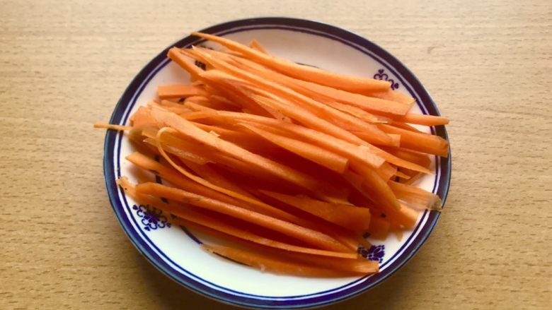 薯条的N种吃法,趁这段时间切<a style='color:red;display:inline-block;' href='/shicai/ 25'>胡萝卜</a>丝,不要太细,那样就没什么嚼感了。粗细大概2-3mm。