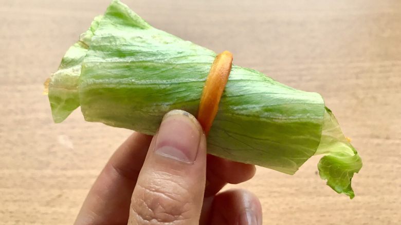 薯条的N种吃法,再卷起生菜,用稍微长一些的胡萝卜丝打个松松的结(为了颜值...( ̄∇ ̄))。不够长就放弃吧~~