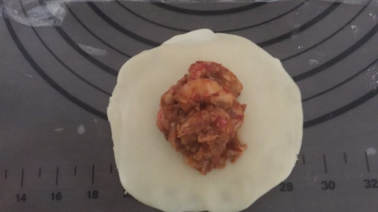 小龙虾月饼,压扁擀开,放入适量的小龙虾肉馅