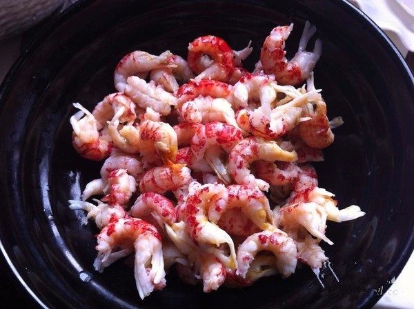 小龙虾月饼,去头去壳取肉,把泥肠也去除