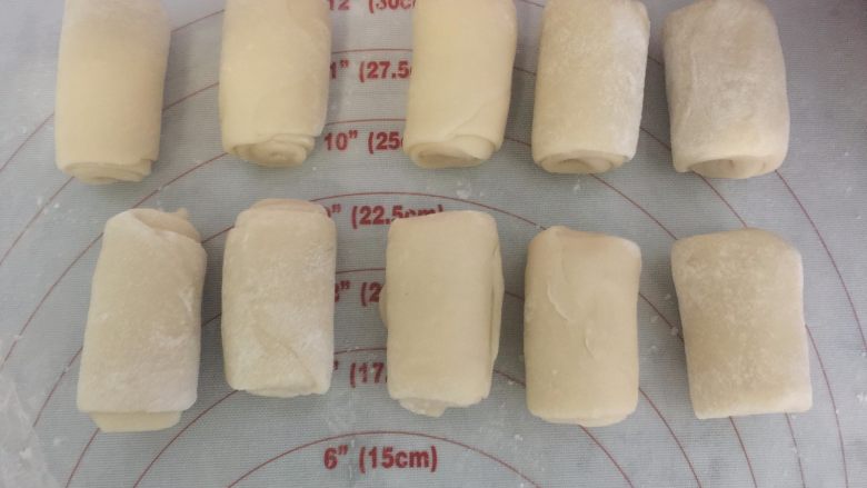 小龙虾月饼,再取一个卷换个方向,压扁擀长卷起,用保鲜膜盖好松弛15分钟