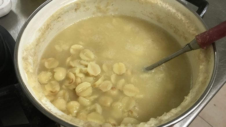 广式莲蓉月饼(自制内馅),放入煮锅中加满水,中火煮大约30分钟即可软烂