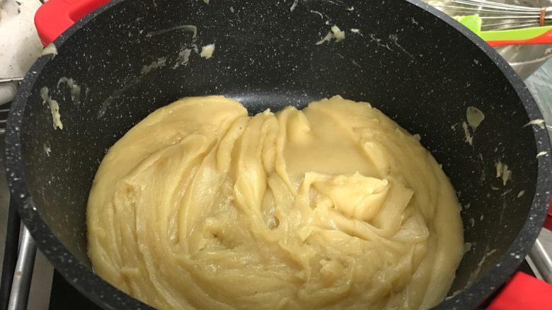 广式莲蓉月饼(自制内馅),持续中火翻炒,直到莲蓉的水分已基本收干