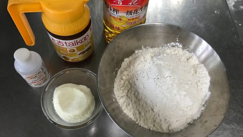 广式莲蓉月饼(自制内馅),现在准备做月饼皮