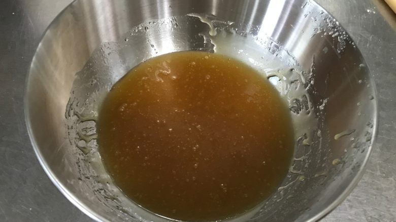 广式莲蓉月饼(自制内馅),盆中倒入枧水和转化糖浆
再倒入花生油
混合均匀后