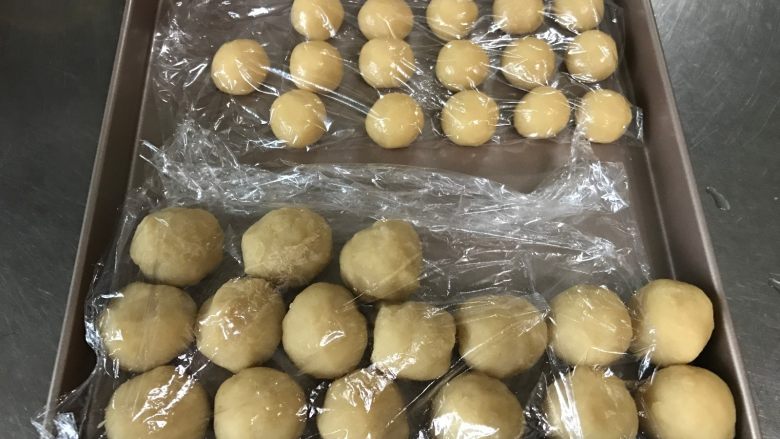 广式莲蓉月饼(自制内馅),我用的是50g的模具,皮:馅料=15:35所以将月饼皮称重,均匀分割成15g一个的小面团,揉圆。以上配方我分割了26个
馅料也是26个