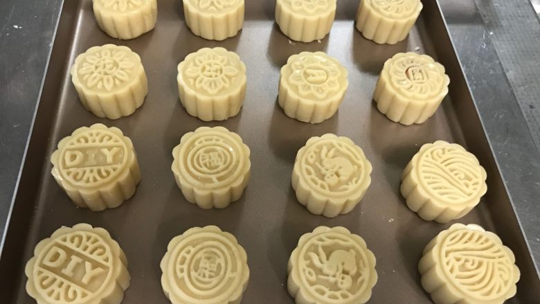 广式莲蓉月饼(自制内馅),月饼全部塑形完毕,用喷壶喷少量的水