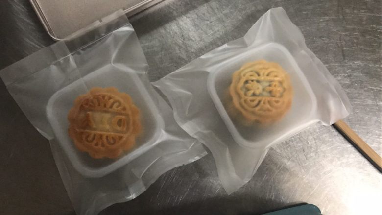 广式莲蓉月饼(自制内馅),出炉后不要脱模,就放在烤盘中等凉透后放入密封盒子中室温保存3天后就可以吃了
