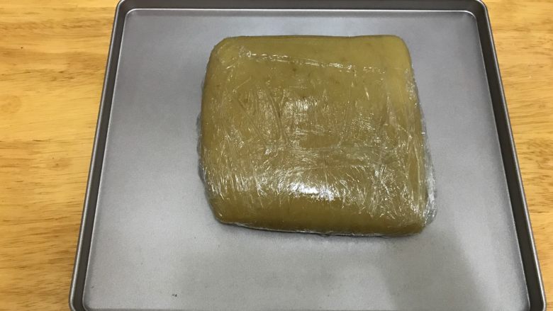 广式莲蓉月饼(自制内馅),放入盘中凉凉至室温就可以使用了。如果当天不用,要包裹保鲜膜放入冰箱冷藏