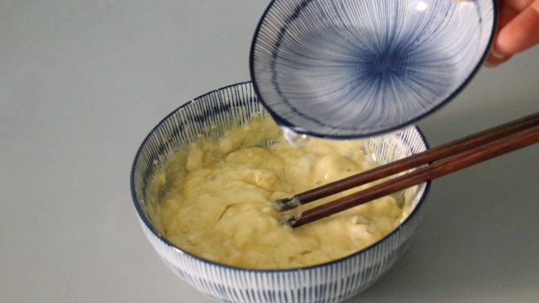 秋葵蛋饼,加入适量的清水,搅拌均匀成面糊。