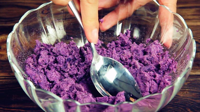 紫薯酸奶冰棒 | 软糯酸甜 抗氧化,用勺子捣碎,呈泥状