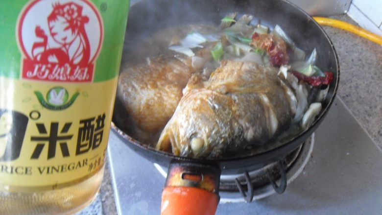 红烧大黄鱼, 先后烹入<a style='color:red;display:inline-block;' href='/shicai/ 718'>料酒</a>、醋