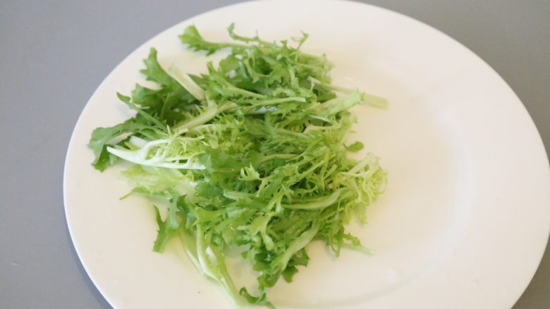 鸡胸肉沙拉 低脂美味,<a style='color:red;display:inline-block;' href='/shicai/ 3320'>苦菊</a>洗净撕成小段,沥干水分放入盘子里。
