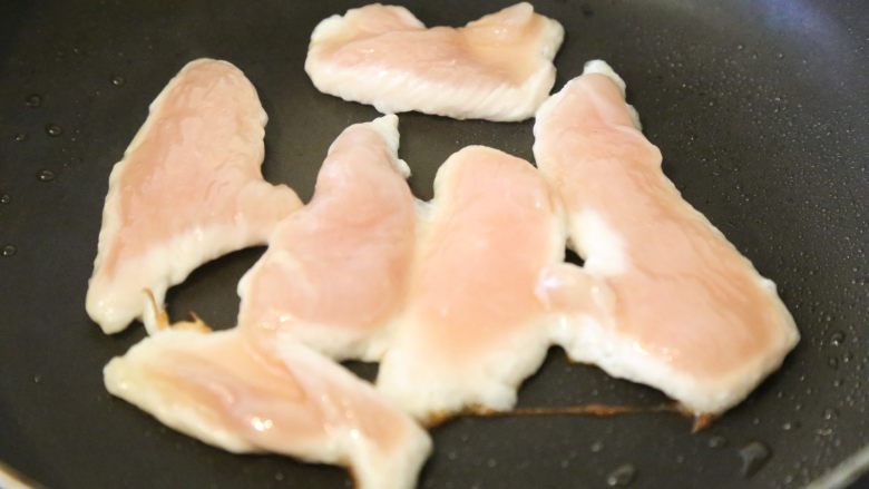 鸡胸肉沙拉 低脂美味,鸡胸肉全部放入平底锅,小火煎。