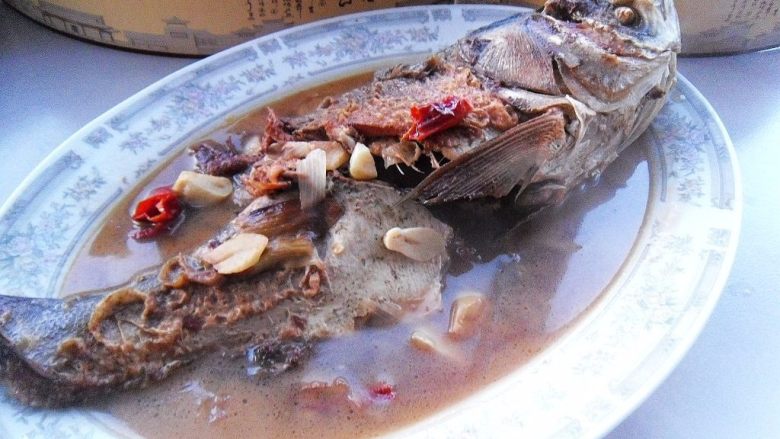 家常烧鲢鱼, 出锅装盘,即可上桌品味