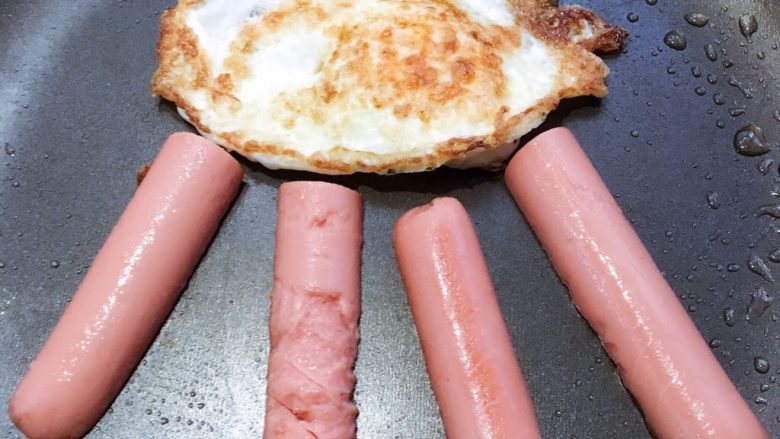 手抓饼,鸡蛋 火腿肠 煎一下 我不喜欢把鸡蛋打在手抓饼上 所以一般都是煎鸡蛋