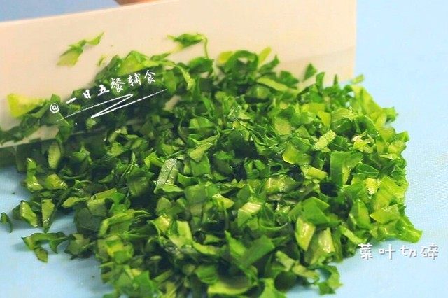 宝宝鱼肉小馄饨, 水当当的泥倒出来,将油麦菜叶切碎。