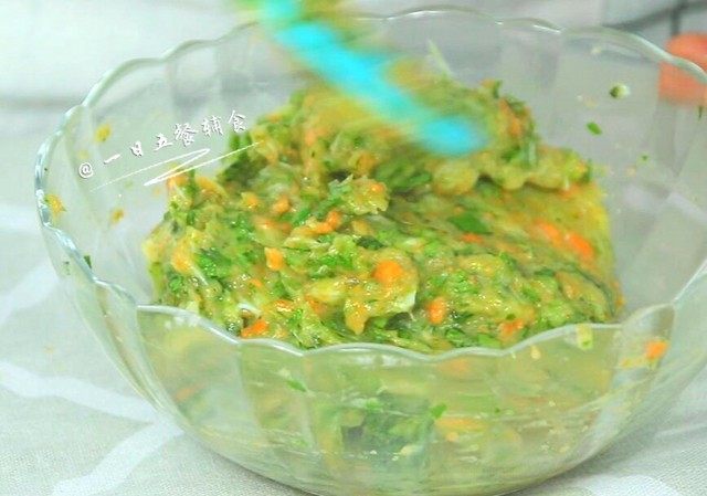 宝宝鱼肉小馄饨, 加进去搅拌一下,1岁以上可以加点盐调味。鱼肉很鲜,不建议再加其他调味,会遮盖掉鱼肉天然的鲜味。