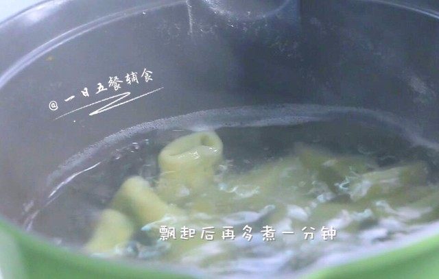 宝宝鱼肉小馄饨,开水下锅，飘起后再多煮一分钟。