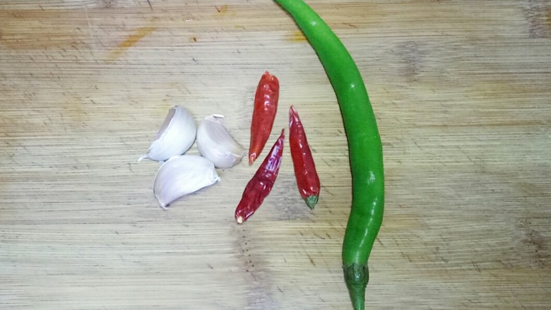 凉拌茄子,准备青辣椒,干红辣椒(新鲜的小米椒也可以),大蒜