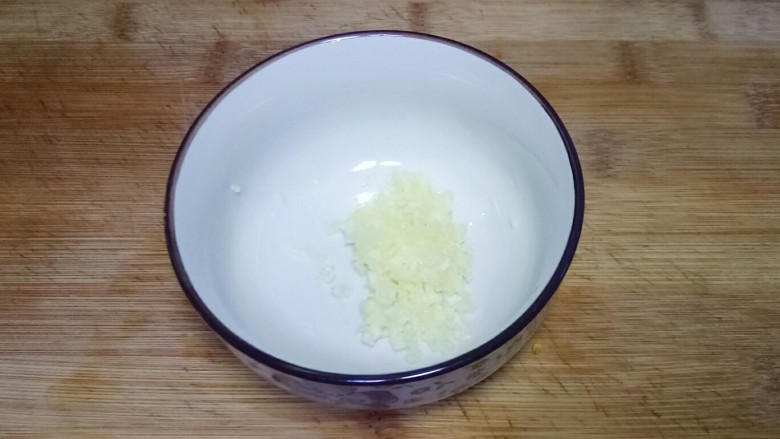 凉拌茄子,大蒜去皮,切成蒜泥放入小碗中