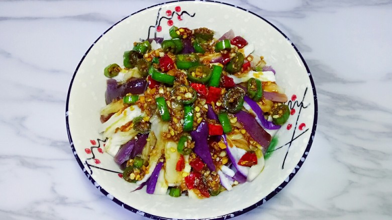 凉拌茄子,将料汁浇在茄子条上,吃的时候拌均匀即可,放置一会入味更好吃。
