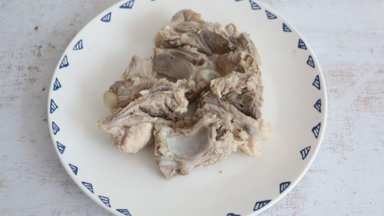 玉米排骨汤,撇去浮沫,冲洗干净后,捞出备用。