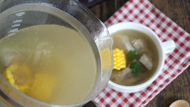 玉米排骨汤,倒入碗里,即可食用 。